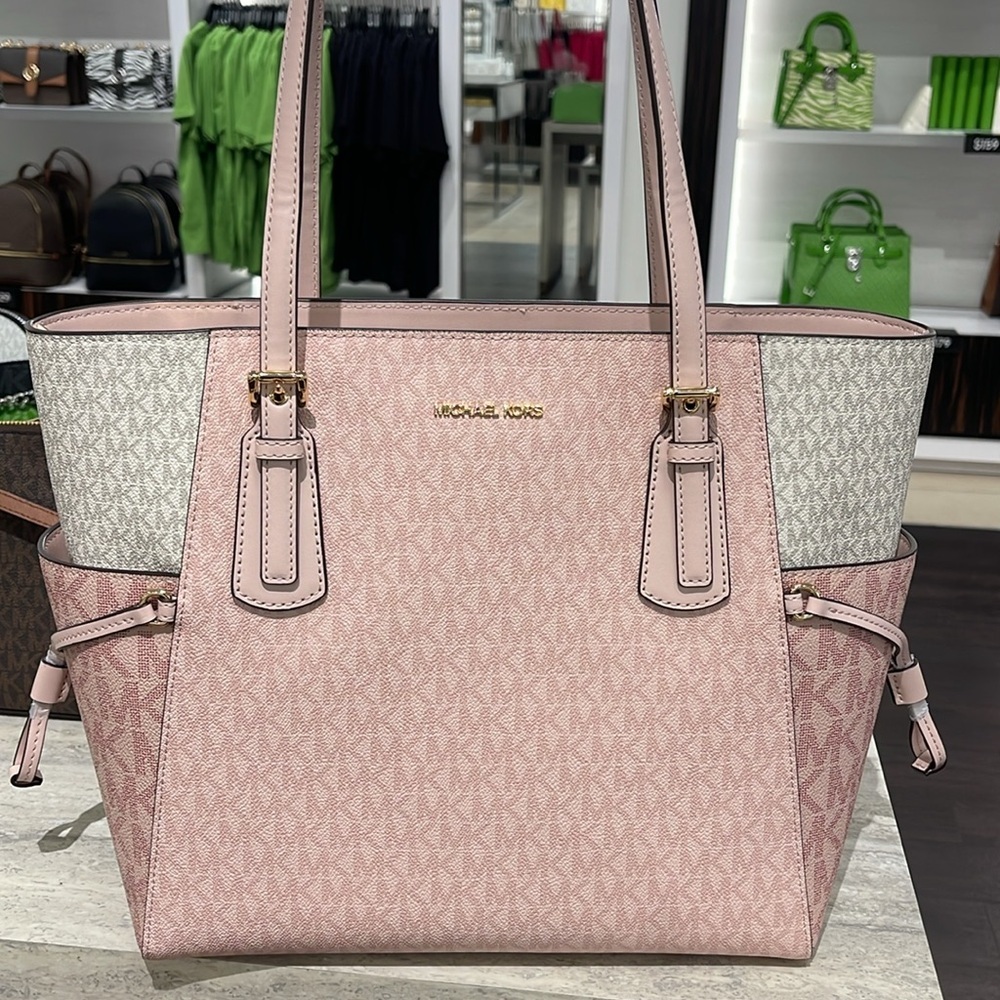 Michael Kors Voyager Lg Color-Block Signature Logo Tote Bag
Powder Blush Multi - Picture 14 of 16